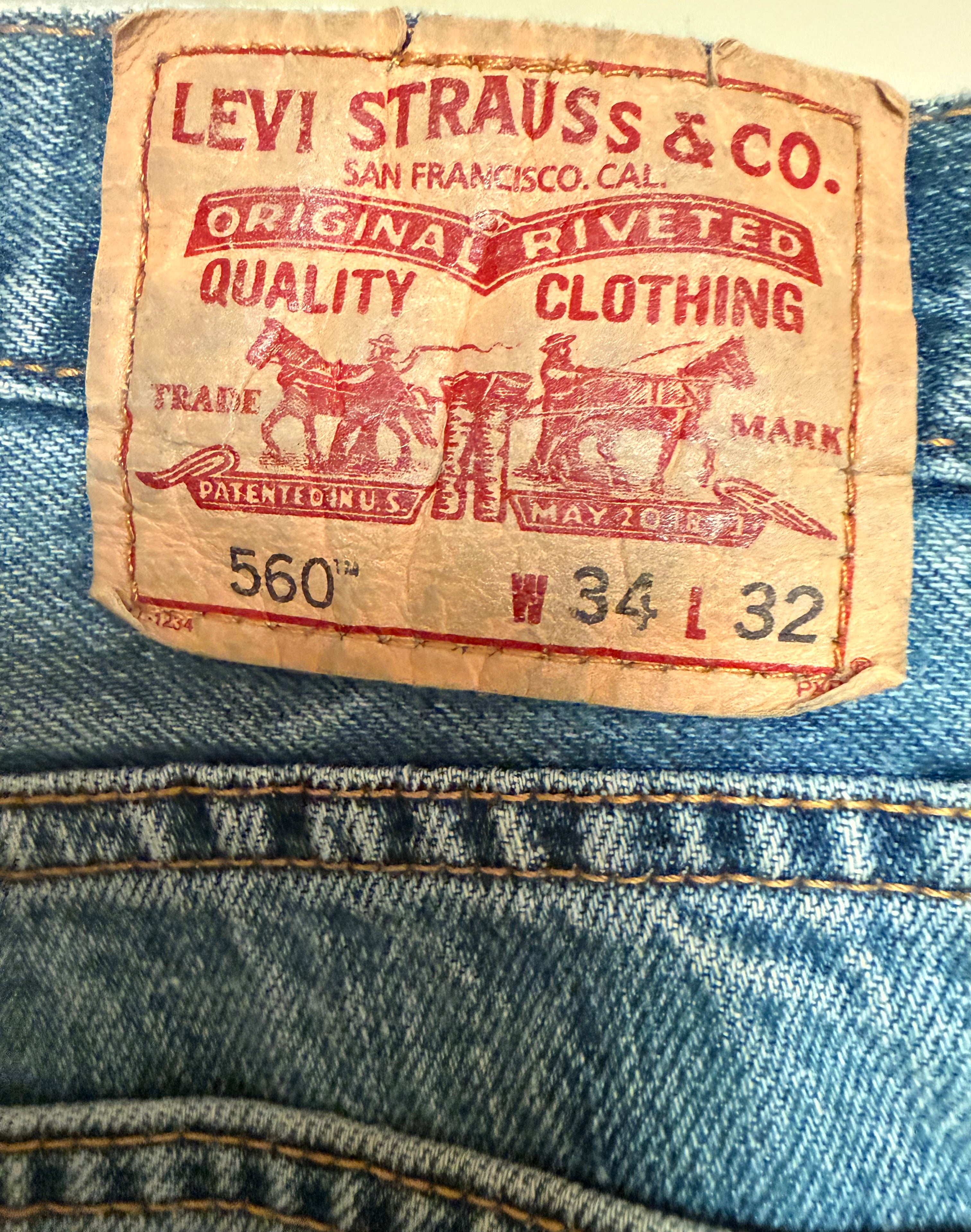 Vintage Levi’s 560 Loose Fit Tapered Jeans 34x32 Light Wash